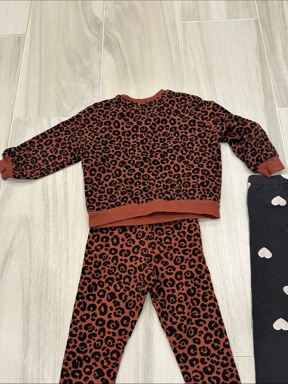 H&M 4T Leopard Print Leggings and Sweatshirt Matc Set with Gray Heart Leggings